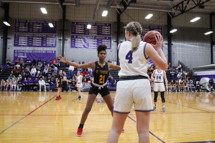 Sophomore Ava Lynn looks for an open teammate to pass the ball after the ball was out of bounds. “I prefer a big crowd,” Lynn said “I just like the energy the crowd brings to the game.” 